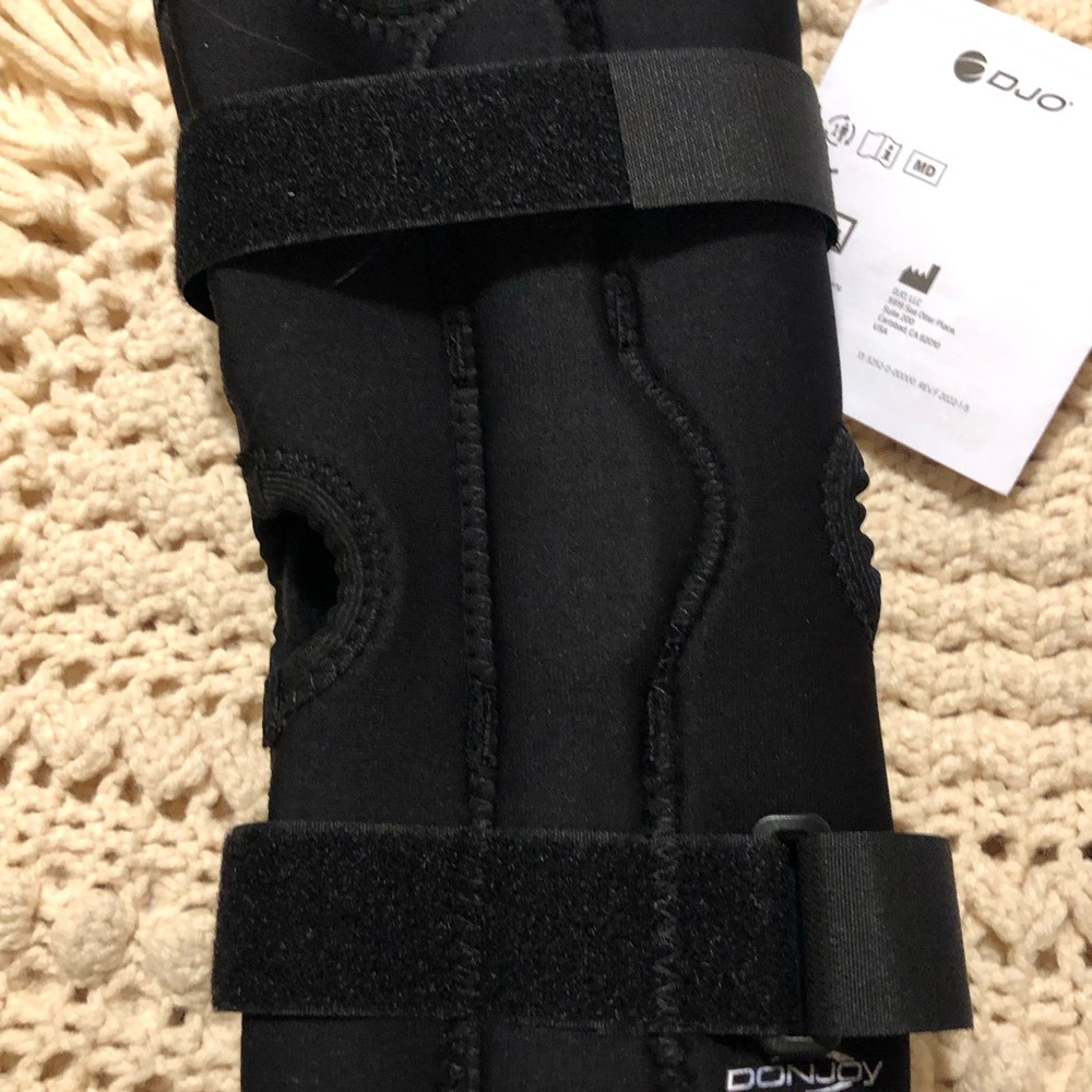 Don Jon Knee brace, size Small, brand new.